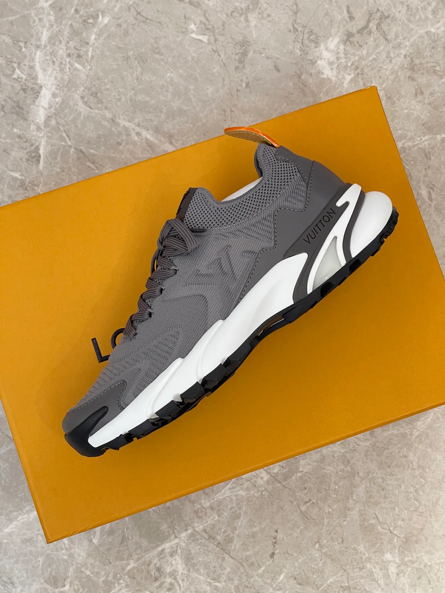 [L Home] Top P: 700💰 Size: 39-44 (customized at 38.45.46) LV Donkey Brand Louis Vuitton RUNNER TATIC new men's sneakers This LV Runner Tatic sneaker uses a whole piece of technical knitting to create an easy-to-take-off design, and then outlines the upper with cow leather trim. The LV logo on the side releases a dynamic atmosphere between the textures, the leather back strap is shaped like the handle fastener of the Louis Vuitton leather goods series, and the lightweight and wear-resistant two-tone rubber sole completes the whole. The toe and heel wrap details continue to provide comfortable fabric foot support, creating a stylish and stylish upper! Comes with full original packaging!